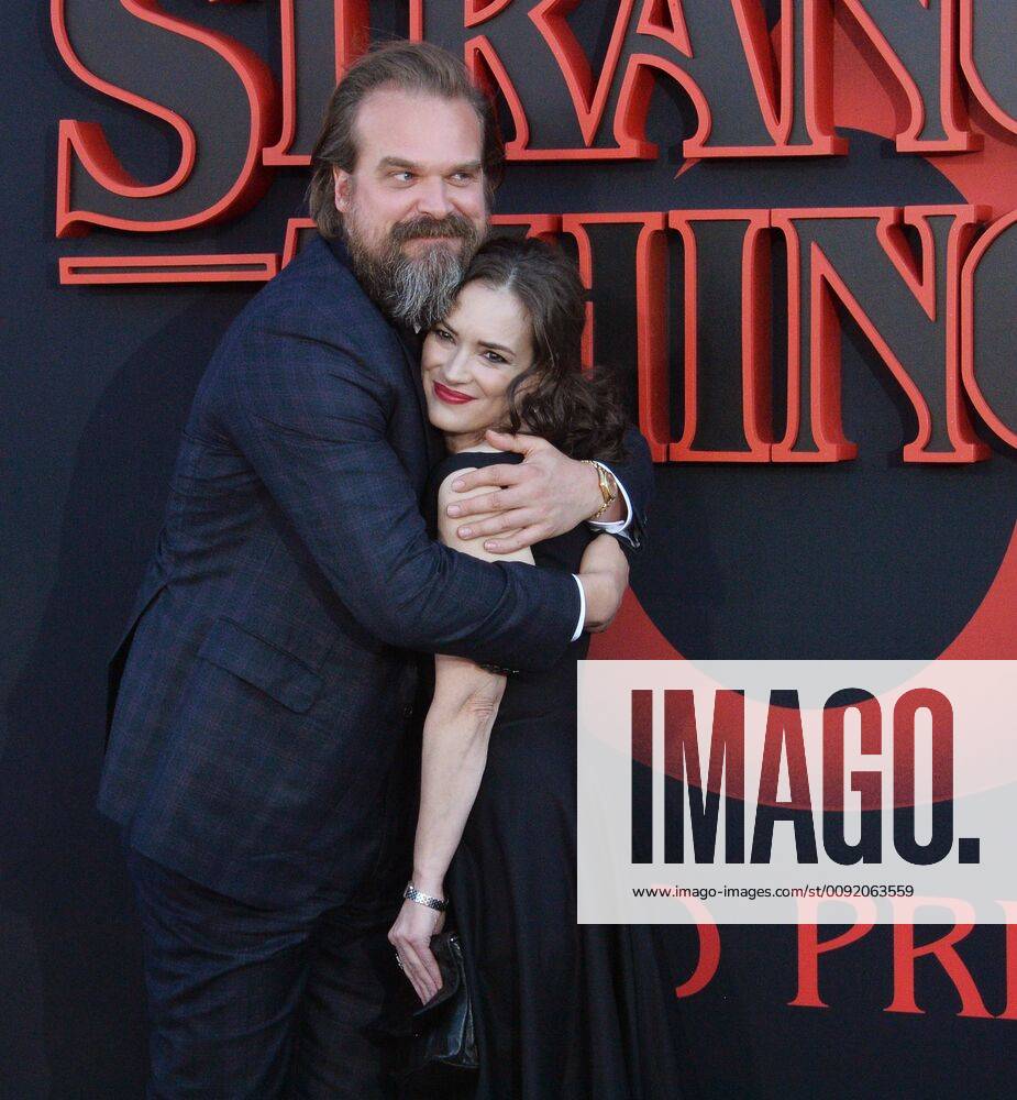 Entertainment Themen der Woche KW26 Cast members David Harbour and Winona Ryder attend the premiere of the sci-fi TV horror series Stranger Things 3 at Santa Monica High School in Santa Monica, California on Friday, June 28th, 2019. Storyline: In a small town where everyone knows everyone, a peculiar incident starts a chain of events that leads to the disappearance of a child, which begins to tear at the fabric of an otherwise peaceful community. Dark government agencies and seemingly malevolent supernatural forces converge on the town, while a few locals begin to understand that there s more going on than meets the eye. LAP2019062812 JIMxRUYMEN