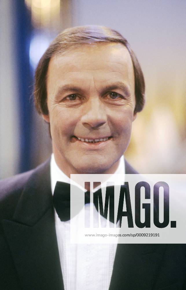 Toni Sailer 03 88 ru hoch Portrait lächelnd seriös Sakko Fliege Mann Skisport dunkelhaarig