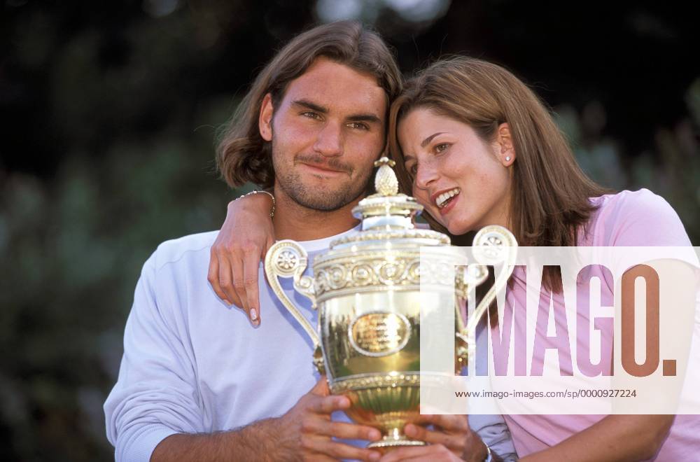 Roger Federer (li.) und Freundin Miroslava Vavrinec (beide Schweiz) präsentieren stolz die Trophäe Tennis Herren All England Championships 2003, ATP-Tour, Grand Slam, Shooting, Fotoshooting, Fototermin Gruppe Wimbledon London Glück, Freude,