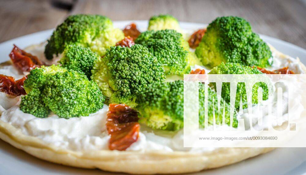 Quiche with broccoli and sun dried tomatoes