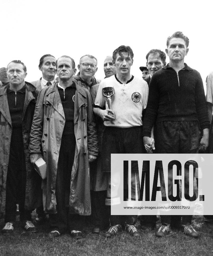 Fussball Herren WM Weltmeisterschaft 1954 Endspiel : Deutschland - Ungarn (3 : 2) Fussball Herren WM Weltmeisterschaft 1954 Endspiel : Deutschland - Ungarn (3 : 2) v.l. Adi Dassler, Sepp Herberger, Fritz Walter, Toni Turek
