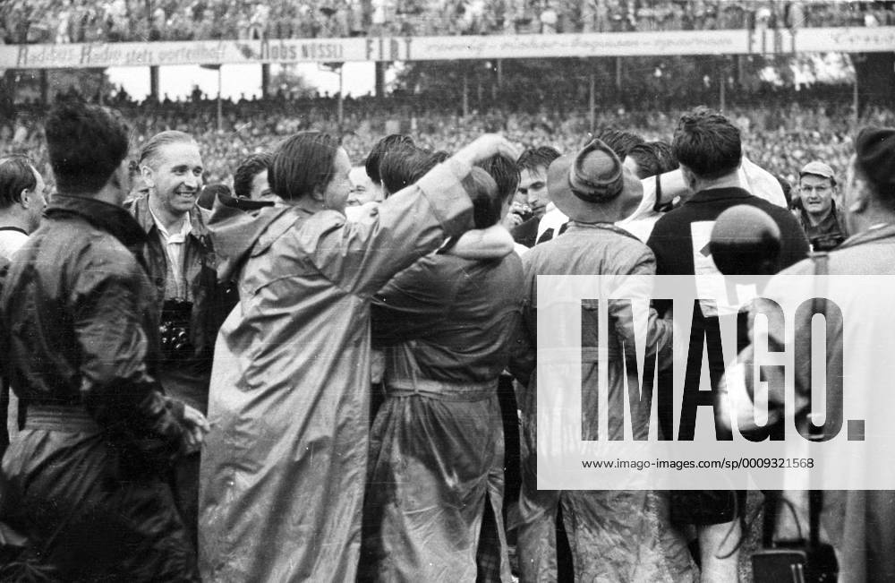 WM Finale 1954 in Bern BR Deutschland ist Weltmeister - Jubelnde Spieler von Fotografen umzingelt