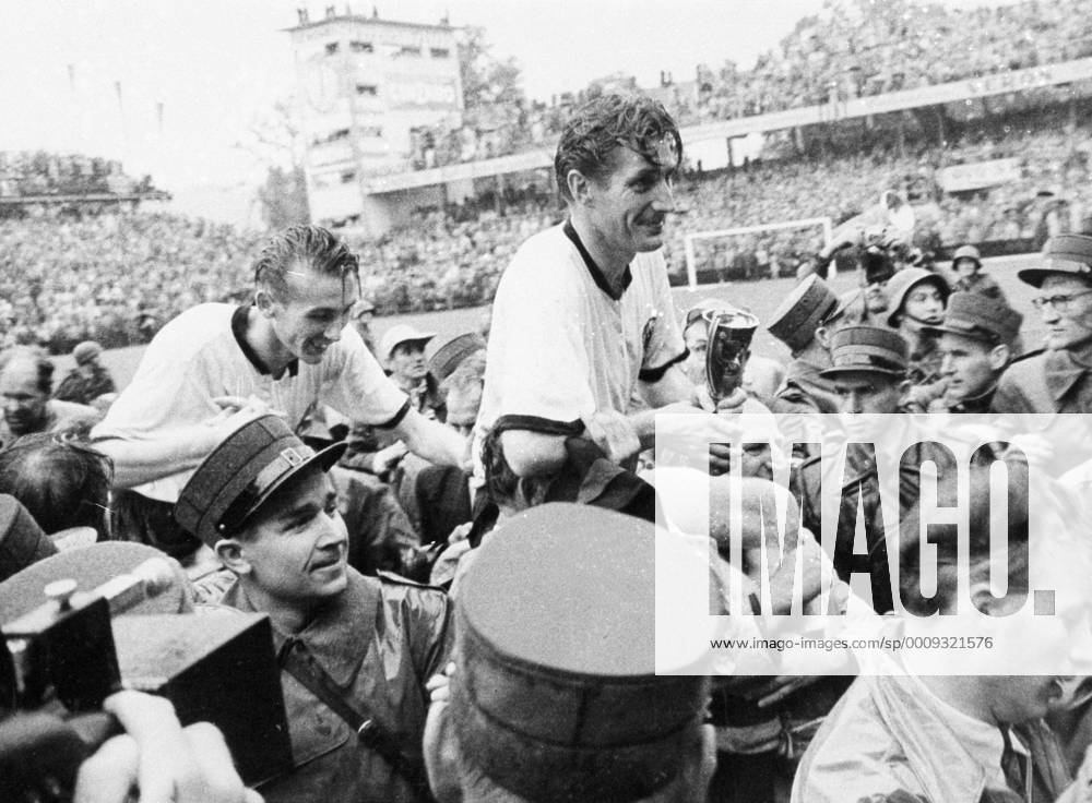 BR Deutschland ist Weltmeister 1954 Kapitän Fritz Walter (re.) lässt sich mit Coupe Jules Rimet auf Schultern tragen, dahinter Horst Eckel