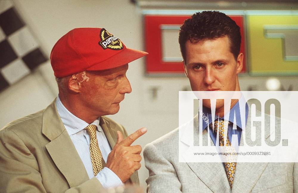 Niki Lauda und Michael Schumacher (re.) 08 95 her Mann Rennfahrer Auto Formel I seriös Krawatte quer Portrait unterhaltend