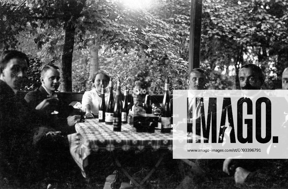 Naturfreunde Cöln Ein paar der Naturfreunde Cöln bei einer Rast in Gasthaus, Deutschland 1910er Jahre. A few of the Naturfreunde Coeln hiking club having a glass of wine while a break, Germany 1910s.,
