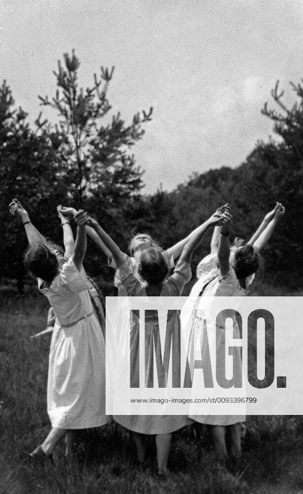 Naturfreunde Cöln Frauen bei einem Tanz in der Heide, Deutschland 1910er Jahre. Women dancing in a heath, Germany 1910s.,