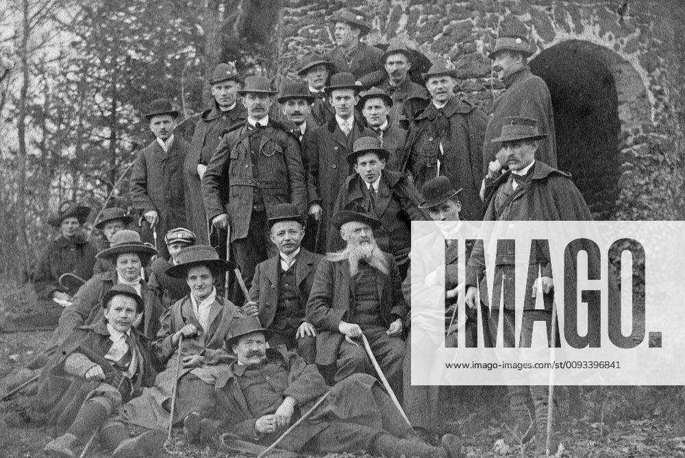 Naturfreunde Cöln Gruppe der Naturfreunde Cöln auf einer Wanderung, Deutschland 1910er Jahre. Group of Naturfreunde Coeln on a hike, Germany 1910s.,