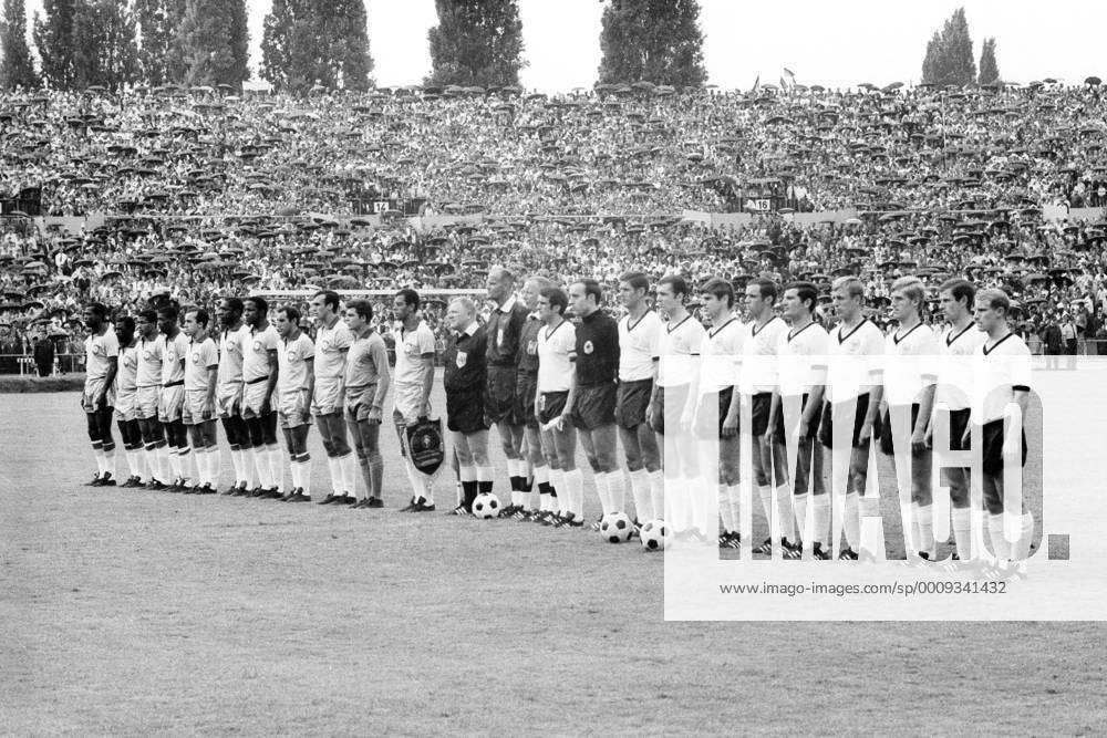 Länderspiel in Stuttgart - BR Deutschland - Brasilien 2:1 - Mannschaftsvorstellung, v.re.: Hans Hubert Vogts, Willi Neuberger, Klaus Fichtel, Siegfried Held, Ludwig Müller, Bernd Dörfel, Wolfgang Weber, Franz Beckenbauer, Max Lorenz, Torwart Horst Wolter, Wolfgang Overath (alle BRD) sowie Schiedsrichter Bertil Lööw (Schweden), daneben Brasilien v.li.: Denilson, Edu, Jairzinho, Borges, Tostao, Joel, Jurandir, Gerson, Sadi, Torwart Claudio und Carlos Alberto