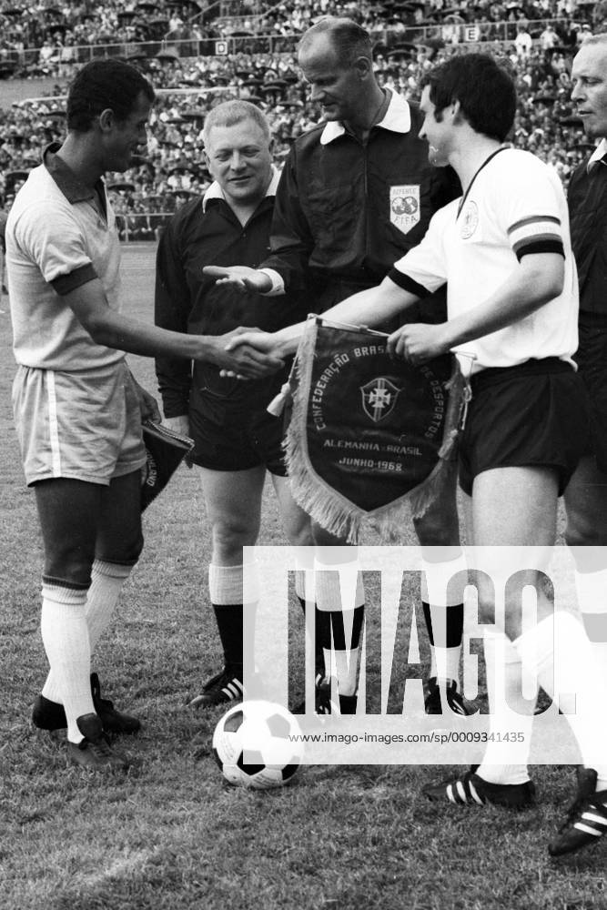 Länderspiel in Stuttgart - BR Deutschland - Brasilien 2:1 - Die Spielführer Carlos Alberto (Brasilien, li.) und Wolfgang Overath (BRD) begrüßen einander vor Schiedsrichter Bertil Lööw (Schweden, Mitte)