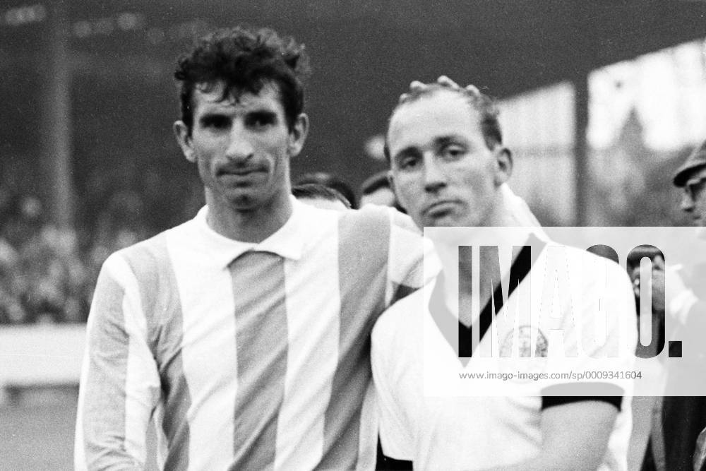 WM 1966 in Birmingham - BR Deutschland - Argentinien 0:0 - Antonio Rattin (Argentinien, li.) und Willi Schulz (BRD)