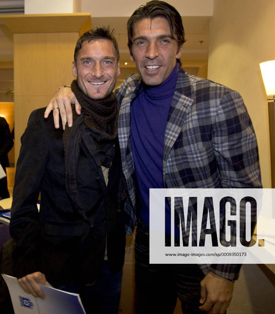 Francesco Totti Kapitän von AS Rom und Gianluigi Buffon Kapitän von Juventus Turin - Rom 9 1 2012 Hotel Hilton - 2011 2012 - Jahrestreffen der Schiedsrichter, Funktionäre, Kapitäne und Trainer der Serie A - andreaxstaccioli