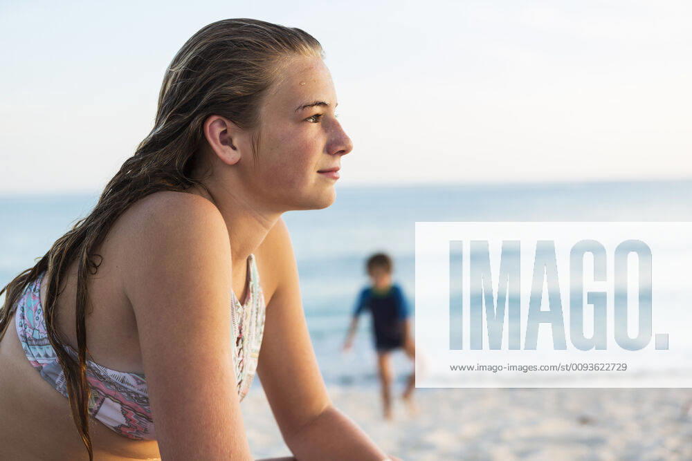 IMAGO Creative, Jahreszeit Sommer, Sommerferien smiling 13 year old girl at the beach, Grand Cayman Island smiling 13 year old girl at the beach, Grand Cayman Island 58793