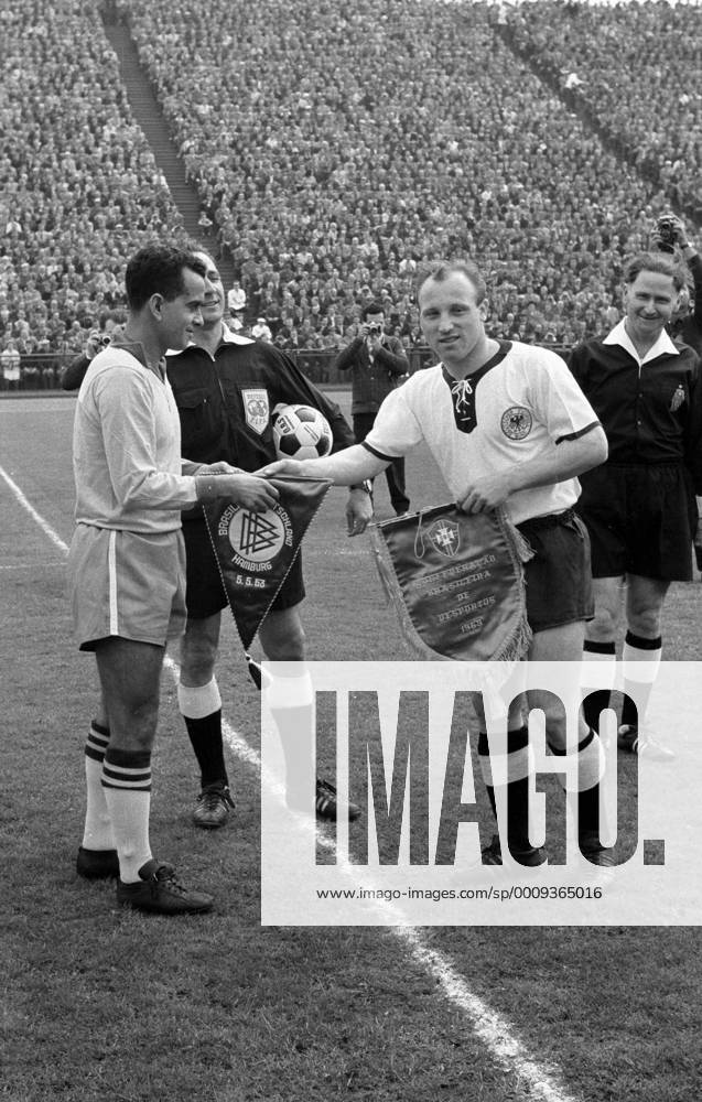 Länderspiel in Hamburg - BR Deutschland - Brasilien 1:2 - Die Spielführer Zito (Brasilien, li.) und Uwe Seeler (BRD) begrüßen einander