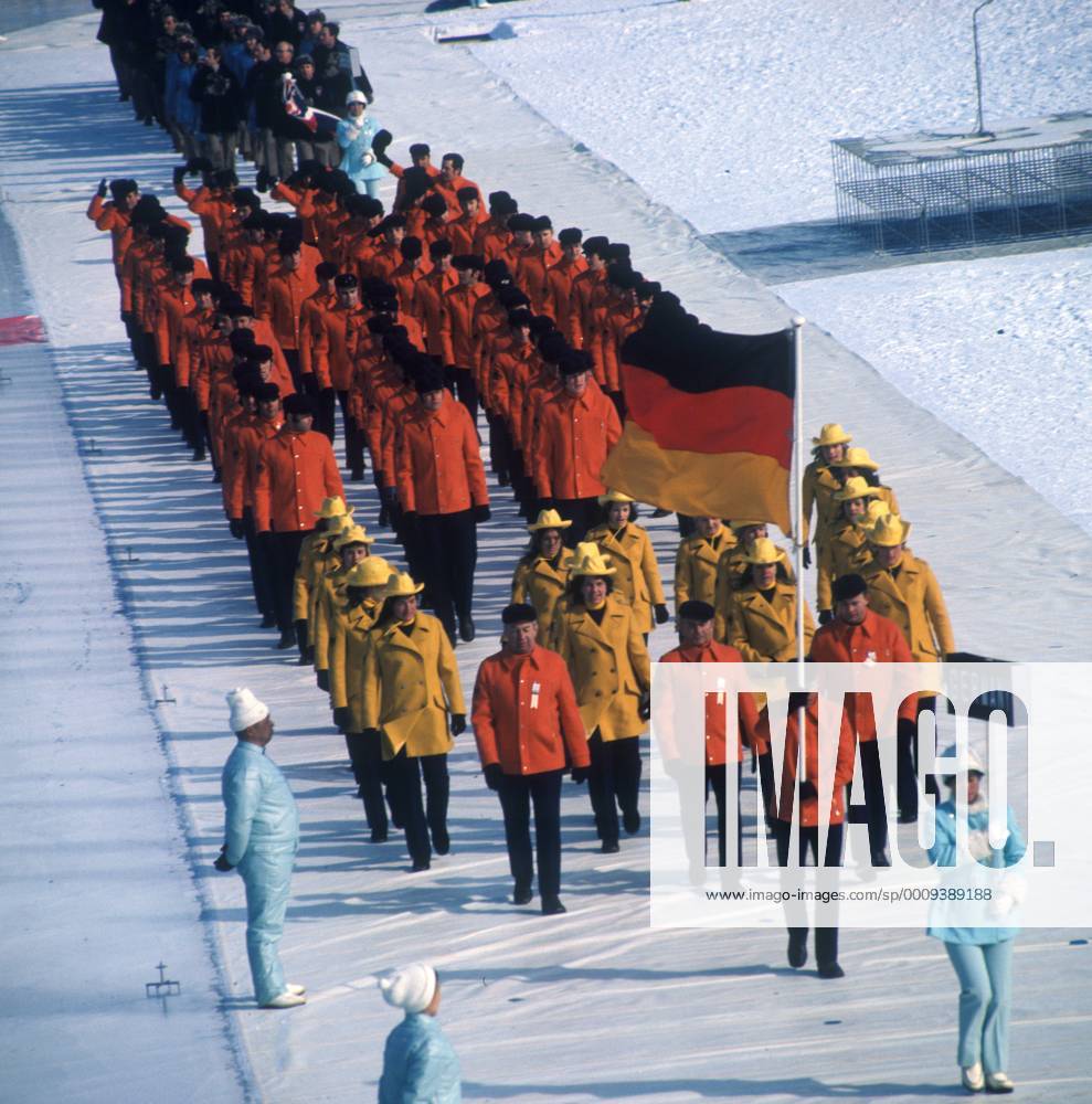Eröffnungsfeier der Olympischen Winterspiele 1972 in Sapporo: Einmarsch der Delegation BR Deutschland mit Fahnenträger Walter Demel