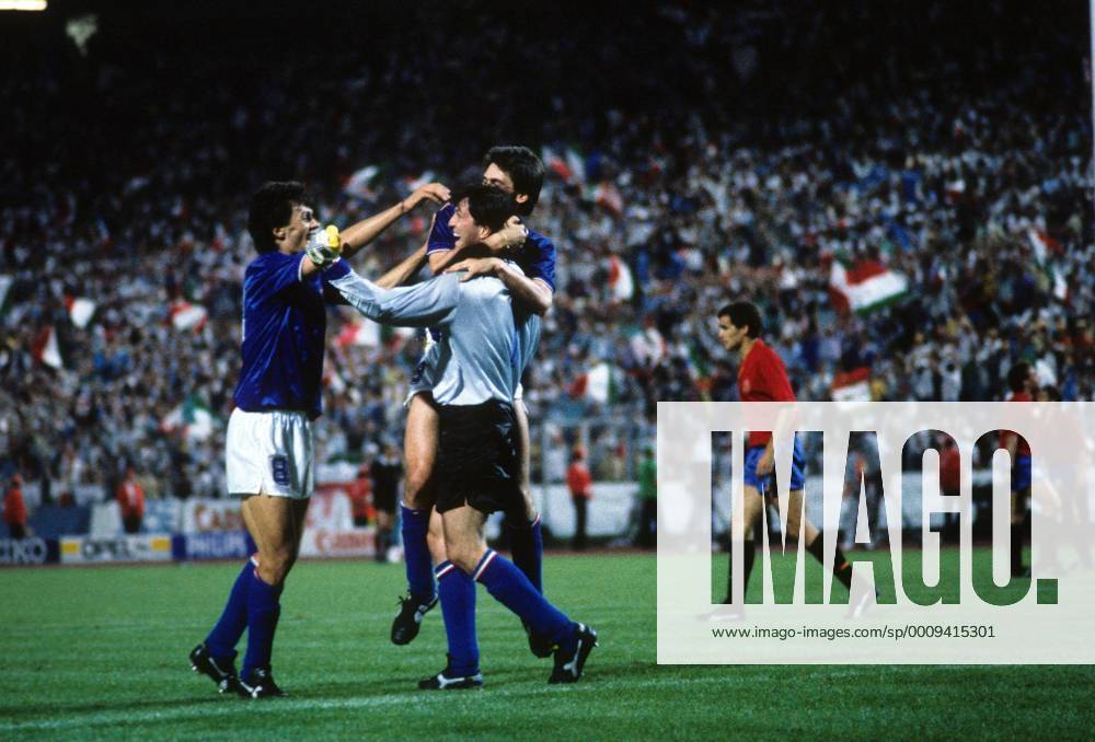 Euro 1988 in Frankfurt am Main - Italien - Spanien 1:0 - Schlussjubel Italien mit Paolo Maldini (li.) und Torwart Walter Zenga