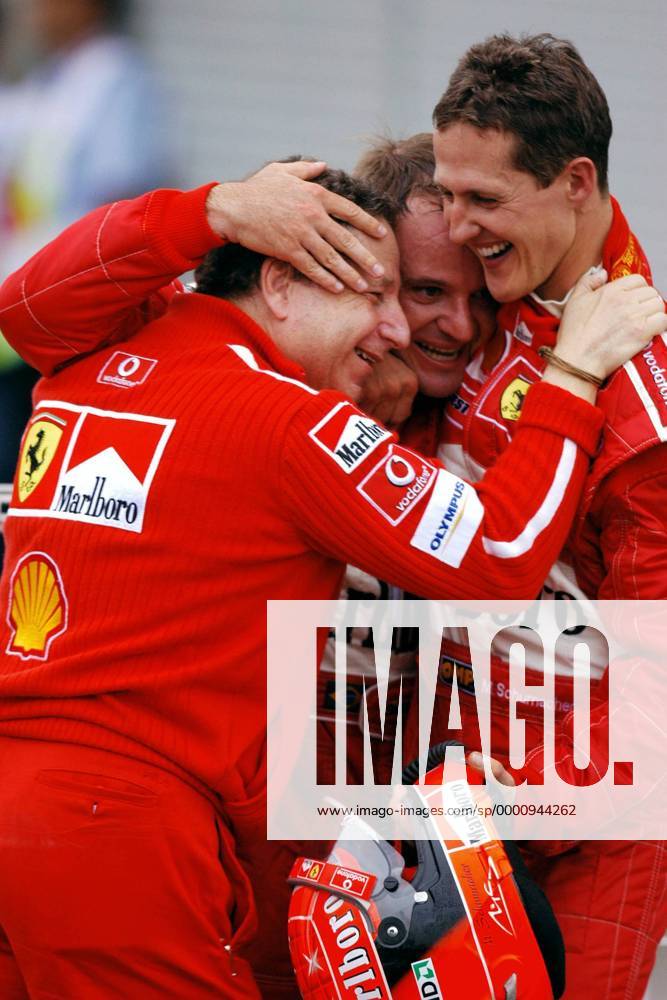 Erfolgstrio: Weltmeister Michael Schumacher (Deutschland, re.) drückt Teamchef Jean Todt (Frankreich, li.) und Sieger Rubens Barrichello (Brasilien, alle Ferrari) fest an sich Motorsport Grand Prix Herren Großer Preis von Japan 2003, Formel 1 Weltmeisterschaft, F1, F, GP, WM Gruppe Suzuka Glück, Freude,