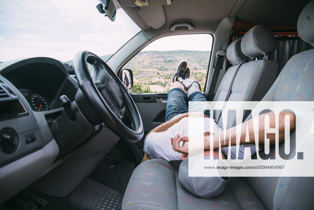 IMAGO Creative, Gesellschaft, Leisure Sickness Young man with leg prosthesis resting in camper van model released Symbolfoto CJMF00011