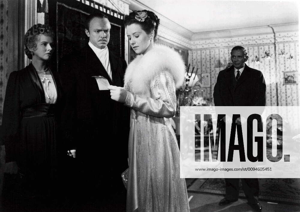 Dorothy Comingore, Orson Welles, Ruth Warrick & Ray Collins Characters: Susan Alexander Kane, Charles Foster Kane, Emily Monroe Norton Kane, James W. Gettys Film: Citizen Kane (USA 1941) Director: Orson Welles 01 May 1941