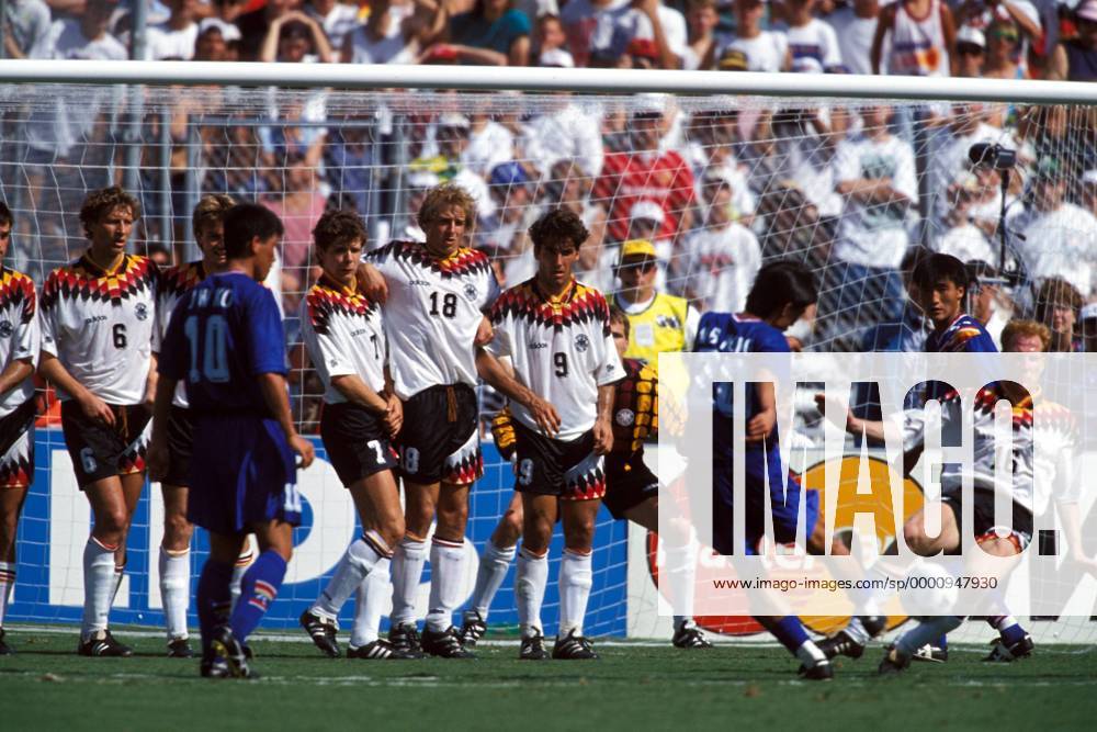 Die deutsche Abwehrmauer erwartet den Freistoß von Myung Bo Hong (Südkorea) Fußball WM Herren Weltmeisterschaft 1994, Länderspiel, Nationalmannschaft, Nationalteam, Nationaltrikot, Vdia Totale Dallas Dynamik,
