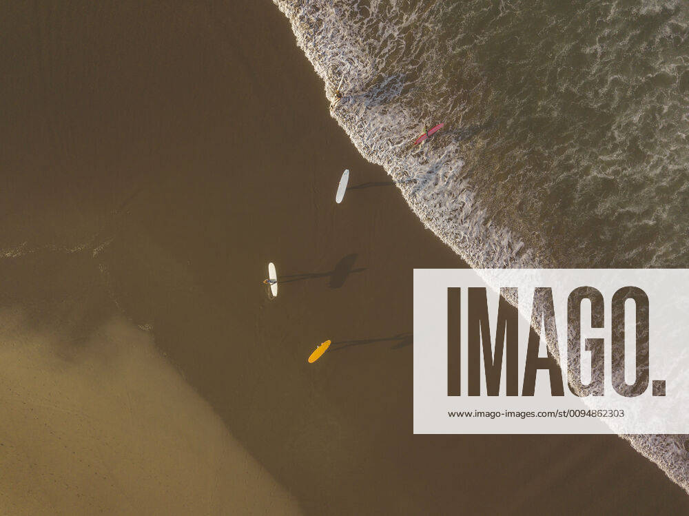 Aerial view of surfers at the beach Indonesia, Bali CR_KOTRIN191014C-220168-01