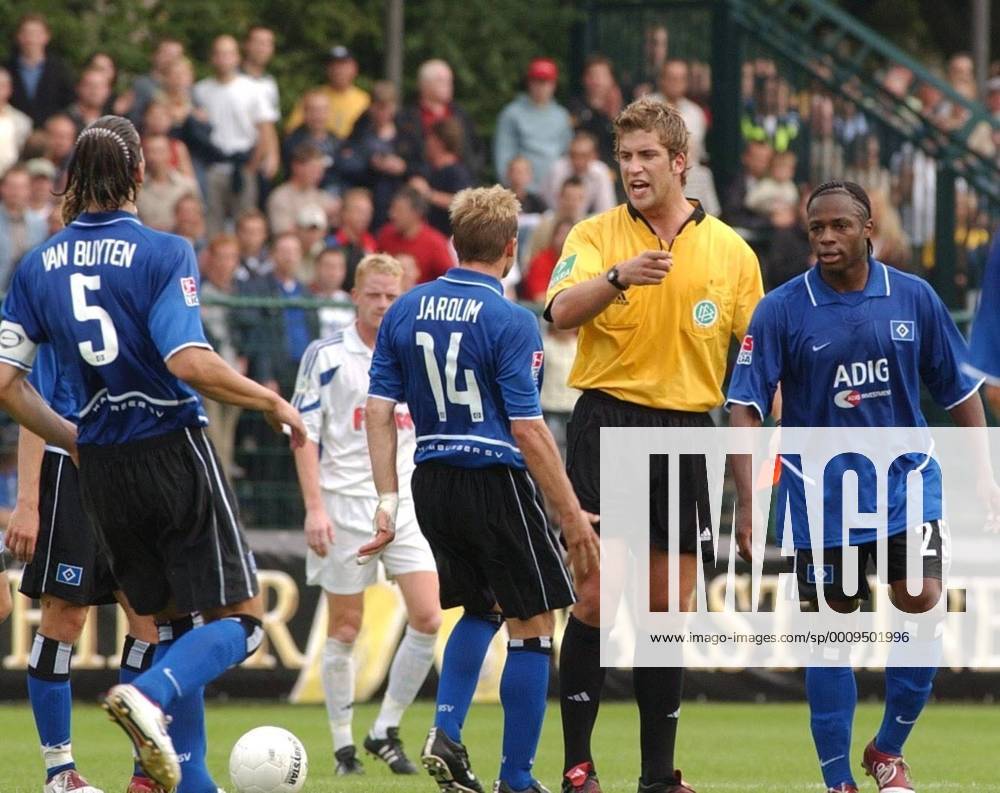 Robert Hoyzer (2.v.re.) mit HSV-Spielern 08 04 hör Mann Fußball Profifußball Bundesliga Pokal Pokalspiel DFB Schiedsrichter Unparteiischer kurzhaarig dunkelhaarig sportlich Trikot leger quer ganz stehend draußen Spielfeld Rasen Partie Spiel Spieler Gestik gestikulierend Logo Daniel Van Buyten, David Jarolim, Emile Mpenza (v.l.) Pokalspiel SC Paderborn 07 gegen Hamburger SV (HSV) am 21.08.2004 in Paderborn (Ergebnis 4:2)