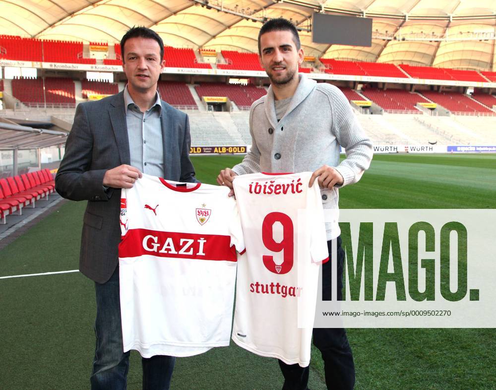 Fußball VfB Stuttgart Pressekonferenz, Vorstellung Vedad Ibisevic, v.l. Direktor Fredi Bobic und Neuzugang Vedad Ibisevic mit neuem Trikot mit der Nr. 9
