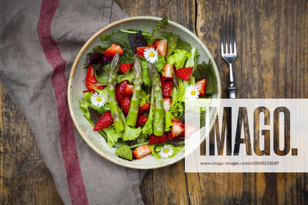 Close-up of salad with green asparagus, strawberries and daisies LVF08316