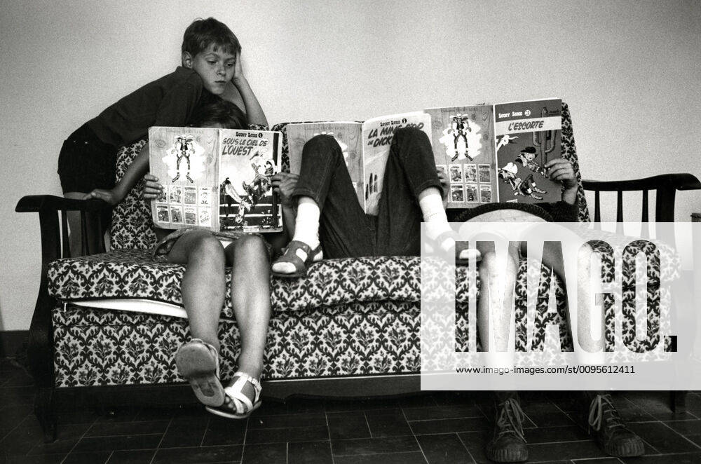 Reading Children reading Lucky Luke comics 1969 photography by Jean Pottier Daily life in the 60s Credit Jean Pottier KHARBINE TAPABOR KH97394