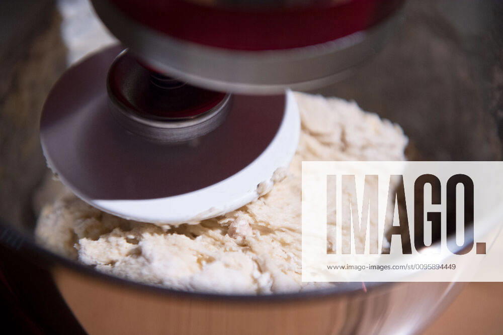 Herford, Germany 23 12 2019 Symbol Baking dough is prepared in a food processor , Herford Nordrhein Westfalen Germany Comprehensive School Friedenstal