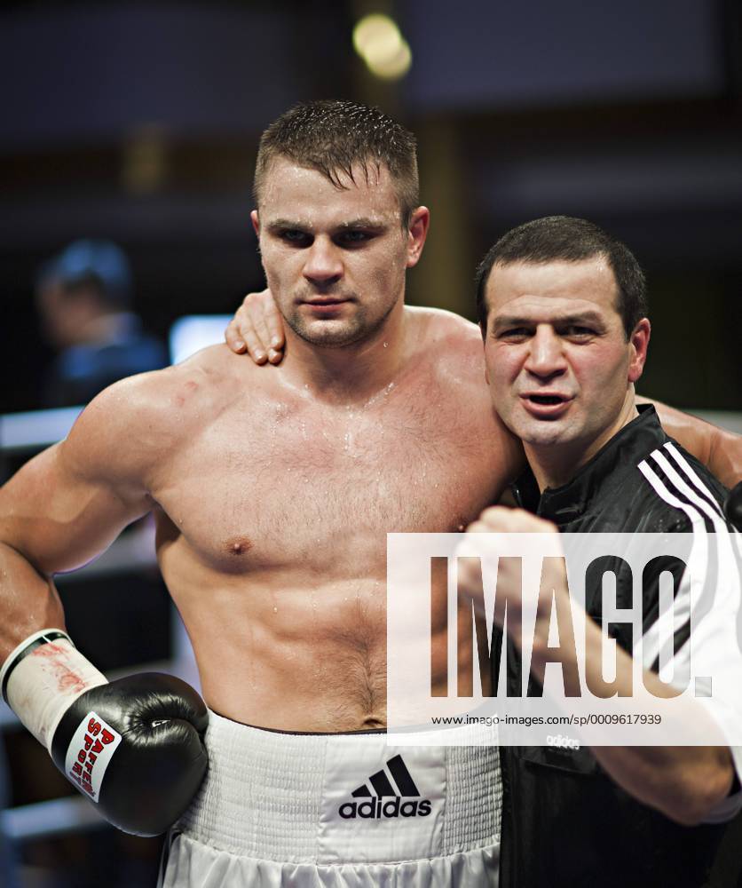 Sieger Denis Boytsov (RUS), Trainer Artur Grigorian 28. Januar 2012 Universum Box Promotion Boxen im Elysee Grand Hotel Hamburg Â