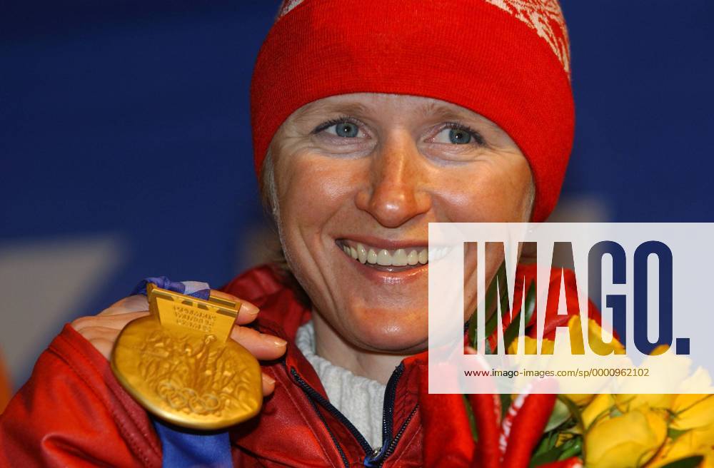 Olympiasiegerin Olga Danilova (Rußland) präsentiert stolz ihrer Goldmedaille Nordischer Skilauf OS Winter Damen Olympische Winterspiele 2002, Olympia, Olympiade, Spiele, Langlauf, Skilanglauf Porträt Olympic Medals Plaza Salt Lake City Utah Glück, Freude,