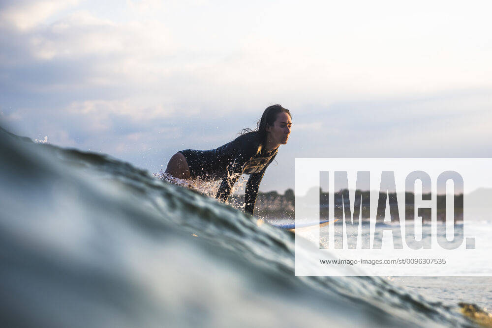 IMAGO Creative: 2021 Favoriten Woman Surfing at Sunset Narragansett, Rhode Island CR_CABR191103A-231031-01