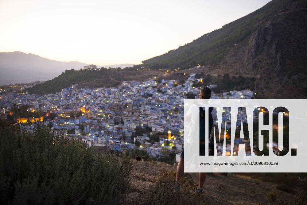 IMAGO Creative, Jahreszeit Sommer, Sommerferien Man photographing the town of Chaouen Chauen. Morocco ,editorial use only CR_MUFH191117C-242083-01
