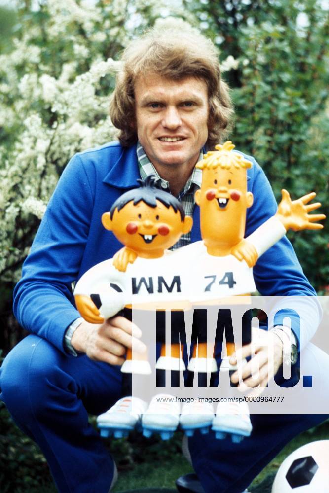 Torwart Sepp Maier (FC Bayern München BR Deutschland) und die Maskottchen Tip und Tap im Vorfeld der Weltmeisterschaft 1974 Fußball 1. BL Herren Saison 1973 1974, Shooting, Fotoshooting, Fototermin, Fotostory, Homestory, privat, Einzelbild München