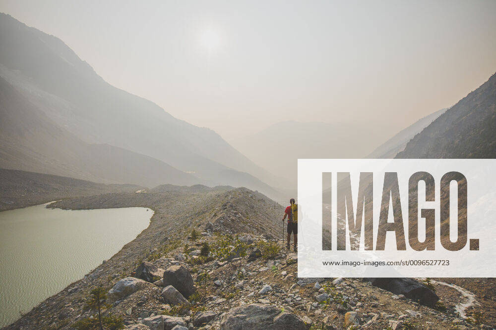 IMAGO Creative: Klimawandel - Nachhaltiges Reisen Backpacker hiking through valley filled with thick smoke. Pemberton, BC, Canada CR_JDIP200102-245515-01