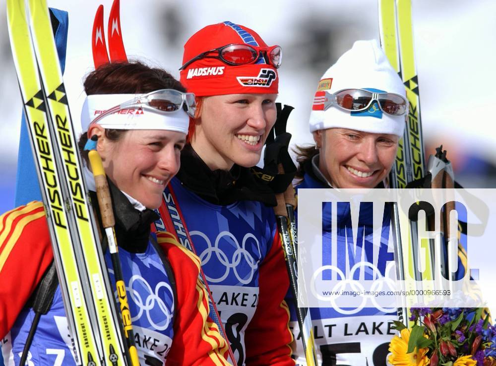 Siegerehrung 7,5km, v.li.: Uschi Disl (Platz 2), Kati Wilhelm (beide Deutschland, Platz 1) und Magdalena Forsberg (Schweden, Platz 3) Biathlon OS Winter Damen Olympische Winterspiele 2002, Olympia, Olympiade, Spiele, Vdig Gruppe Soldier Hollow Salt Lake City Utah Freude,