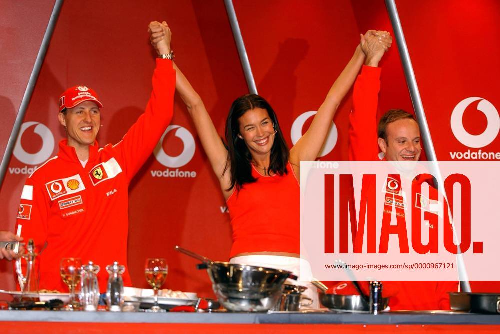 Michael Schumacher (li., Deutschland Ferrari), Topmodel Megan Gale (Australien) und Rubens Barrichello (Brasilien Ferrari) bedanken sich nach dem Vodafone-Kochduell bei den Zuschauern Motorsport Grand Prix Herren Großer Preis von Australien 2003, Formel 1 Weltmeisterschaft, F1, F, GP, WM, Vdig Gruppe Albert Park Melbourne Freude,
