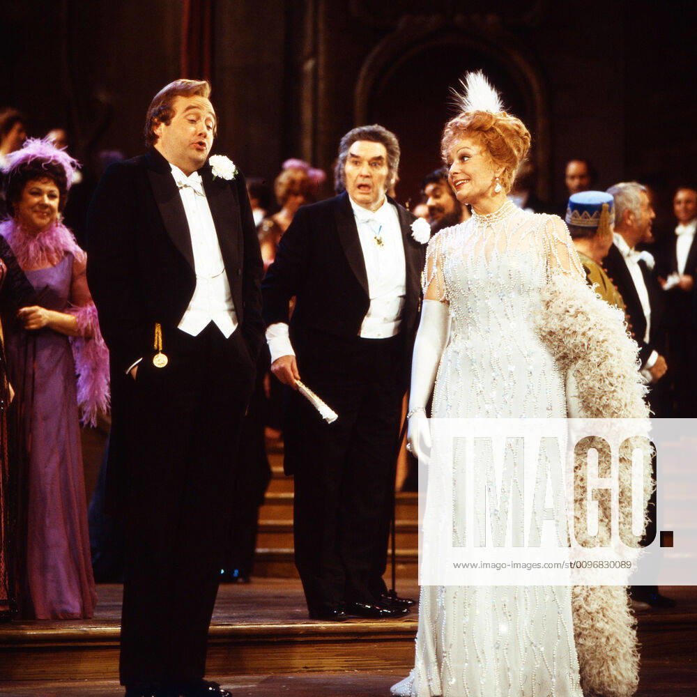 Aufzeichnung der Aufführung der Operette Die lustige Witwe von Franz Lehar in der Deutschen Oper Berlin, Deutschland 1979. Grimm 1126. Mitwirkende: Rene Kollo, Benno Kusche, Gwyneth Jones Nur redaktionelle Nutzung. Editorial usage only.