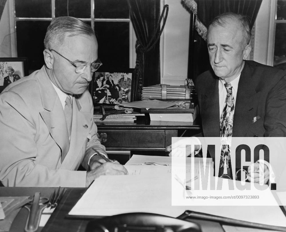 President Harry S. Truman, with Secretary of State, James F. Byrnes, signs the United Nations charter. 1945. Courtesy Everett Collection PUBLICATIONXNOTxINxCANxCHNxFRAxITAxJPNxNORxPOLxRUSxESPxUKxUSA