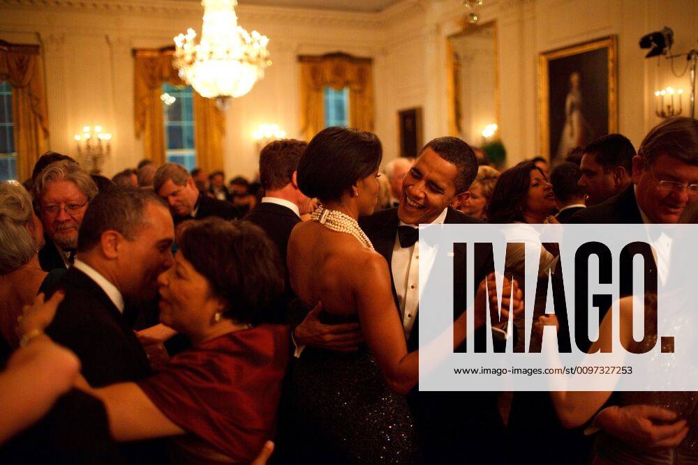 President and Michelle Obama dance to the music of Earth Wind and Fire at the Governors Ball in the White House. Michelle wears a deep purple sequined strapless gown by Peter Soronen with a multi-stranded necklace of pearls and crystals by Tom Binns. Fe Everett Collection(BSLOC_2011_7_116) PUBLICATIONXNOTxINxCANxCHNxFRAxITAxJPNxNORxPOLxRUSxESPxUKxUSA