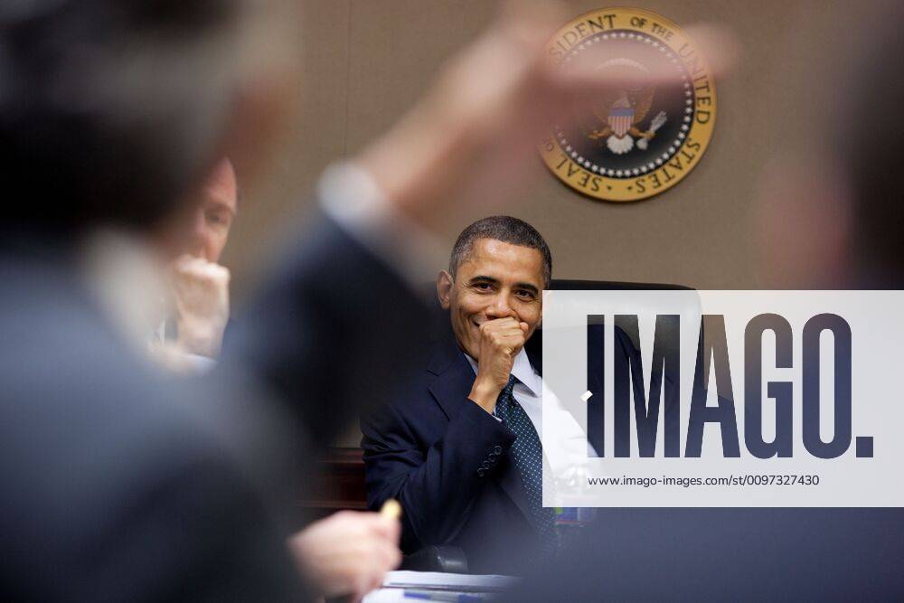 President Barack Obama laughs during a lighter moment at a meeting in the White House Situation Room. Nov. 22 2010., Photo by: Everett Collection(BSLOC_2011_7_203) Everett Collection(BSLOC_2011_7_203) PUBLICATIONXNOTxINxCANxCHNxFRAxITAxJPNxNORxPOLxRUSxESPxUKxUSA