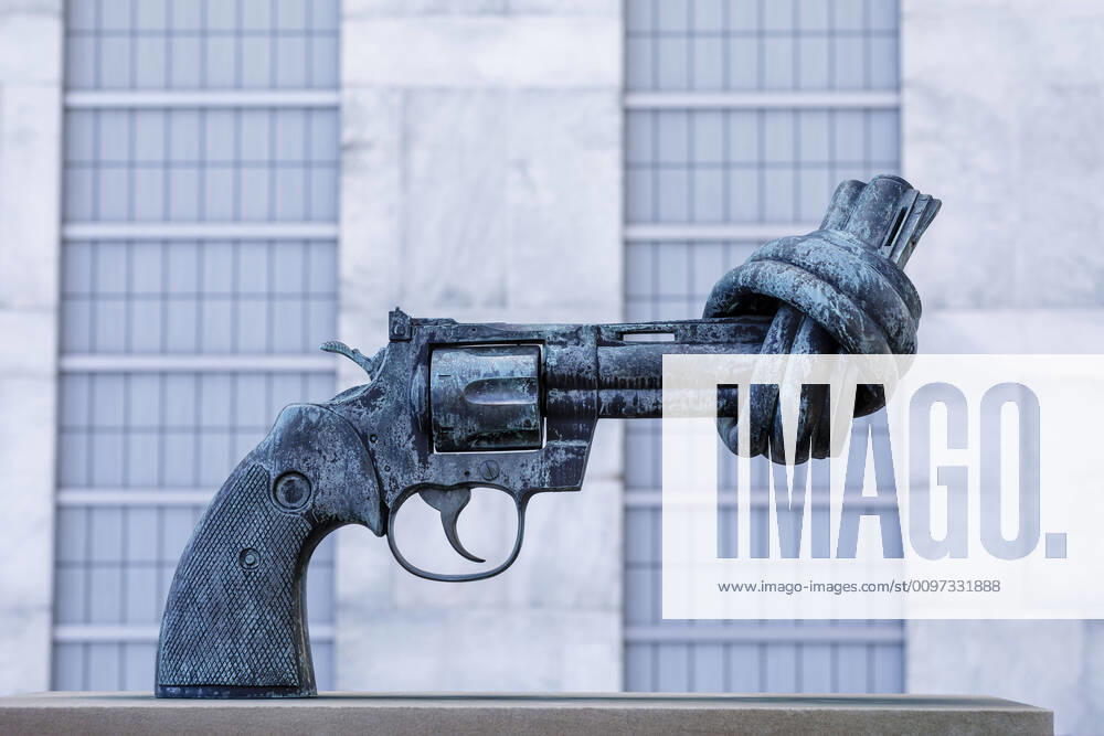 Symbol photo sculpture non violence in front of the main building of the United Nations New York, 27 02 2020 New York United States