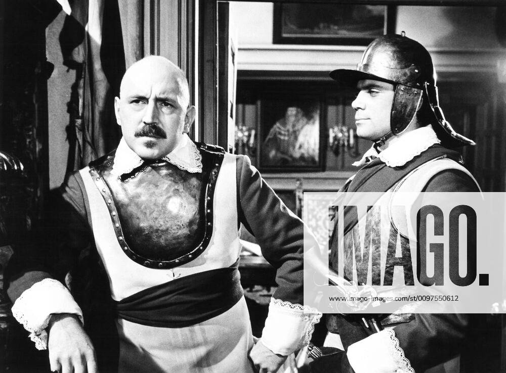 THE CRIMSON BLADE, (aka THE SCARLET BLADE), from left: Lionel Jeffries, Oliver Reed, 1963 Courtesy Everett Collection PUBLICATIONXNOTxINxCANxCHNxFRAxITAxJPNxNORxPOLxRUSxESPxUKxUSA