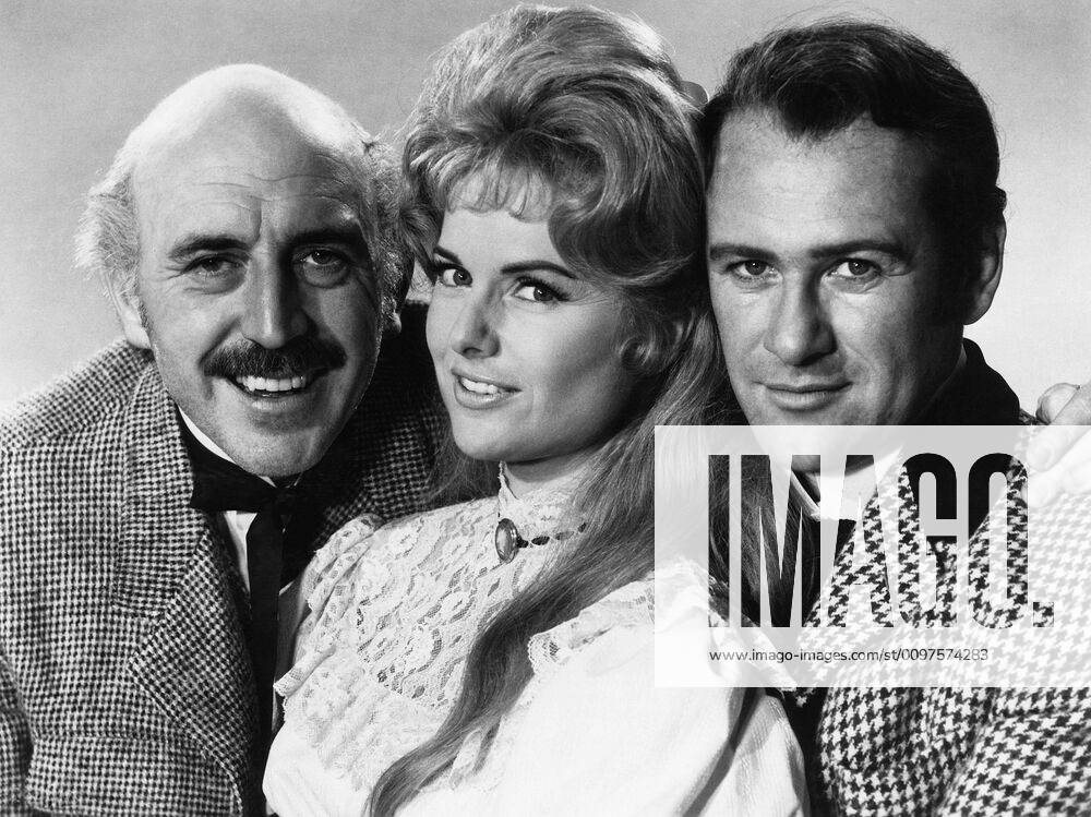 FIRST MEN IN THE MOON, Lionel Jeffries, Martha Hyer, Edward Judd, 1964 Courtesy Everett Collection PUBLICATIONXNOTxINxCANxCHNxFRAxITAxJPNxNORxPOLxRUSxESPxUKxUSA