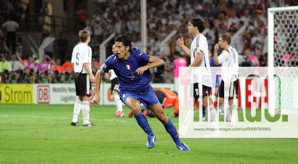 Fussball Herren FIFA WM Weltmeisterschaft 2006 Deutschland - Italien : Jubel Fabio Grosso ( ITA ) nach dem 1 : 0