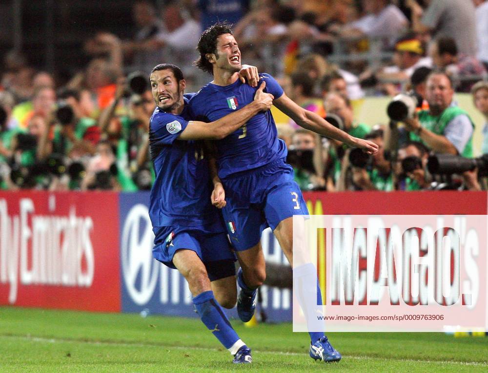 Fussball Herren FIFA WM Weltmeisterschaft 2006 Deutschland - Italien: Jubel nach dem 1:0 für Italien. v.l. Gianluca Zambrotta,Torschütze Fabio Grosso (ITA)