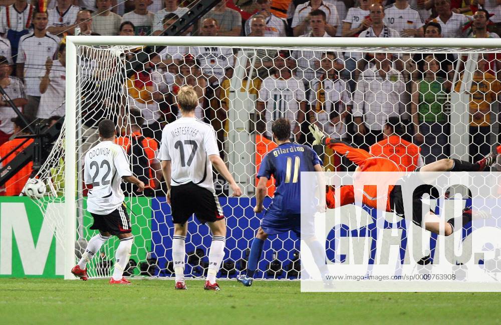 Fussball Herren FIFA WM Weltmeisterschaft 2006 Deutschland - Italien: Tor zum 1:0 für Italien. Torschütze Fabio Grosso (ITA)