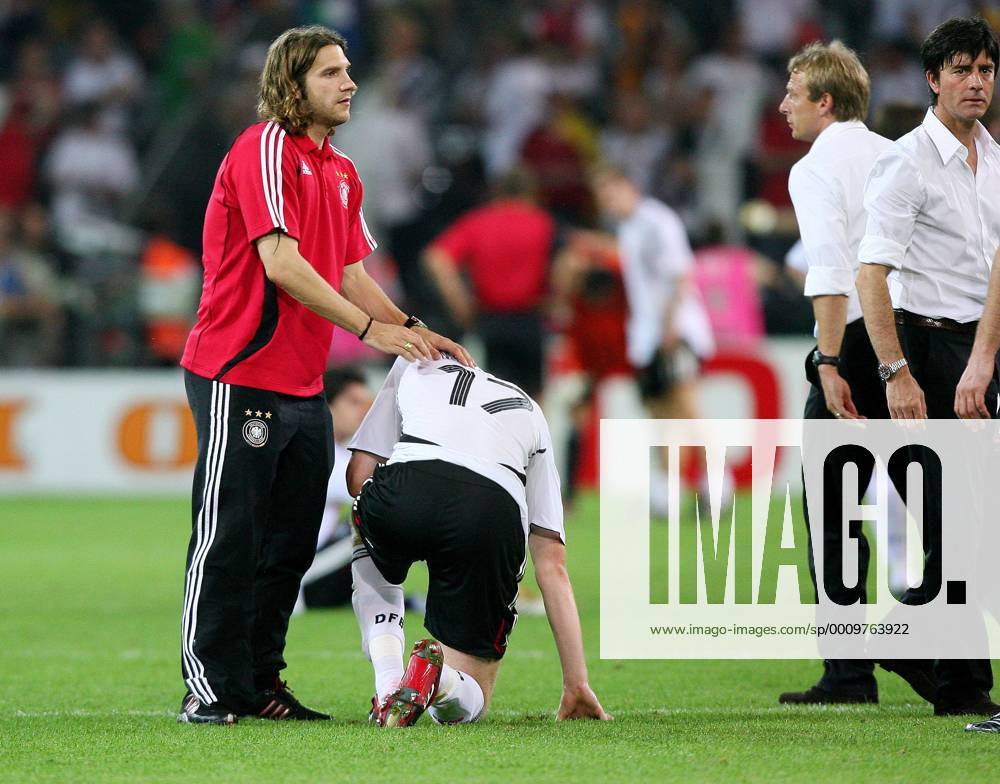 Fussball Herren FIFA WM Weltmeisterschaft 2006 Deutschland - Italien: v.l. Torsten Frings tröstet Per Mertesacker, Trainer Jürgen Klinsmann, Co Joachim Löw enttäuscht