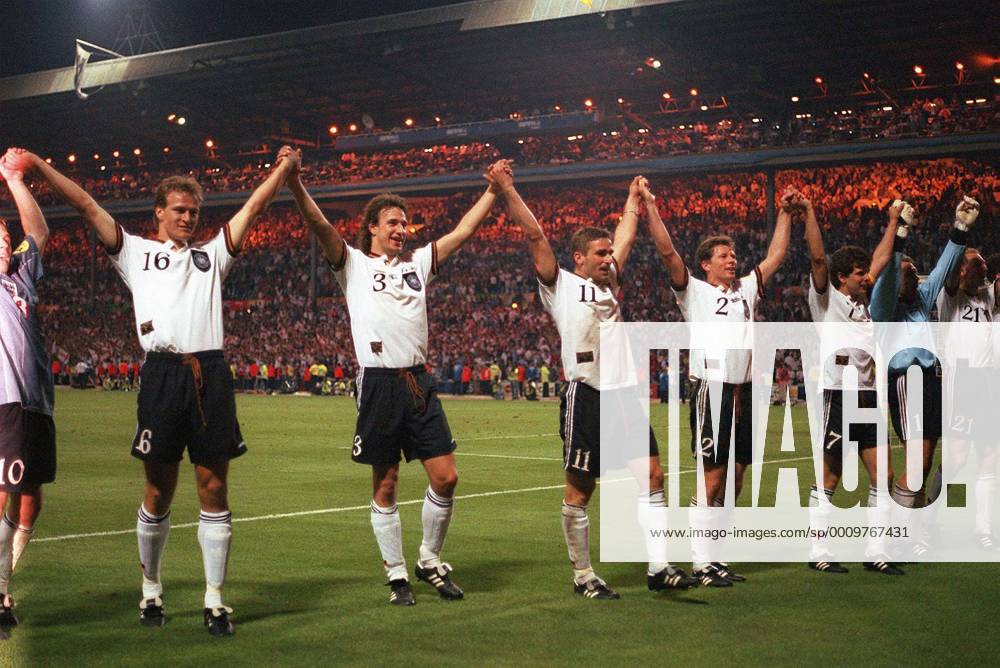 Fussball EM Euro Europameisterschaft 1996 Deutschland - England Halbfinale GERMANY PLAYERS CELEBRATE AT THE END. ENGLAND v GERMANY, EURO 96, SEMI-FINAL, 26 6 1996 Jubel {