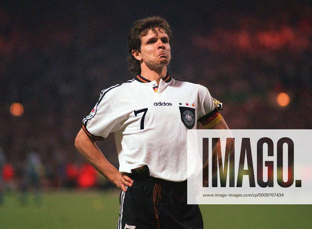 Fussball EM Euro Europameisterschaft 1996 Deutschland - England Halbfinale ANDREAS MOELLER AFTER SCORING GERMANY S WINNING PENALTY IN SHOOT-OUT. ENGLAND v GERMANY, EURO 96, SEMI-FINAL, 26 6 1996 {
